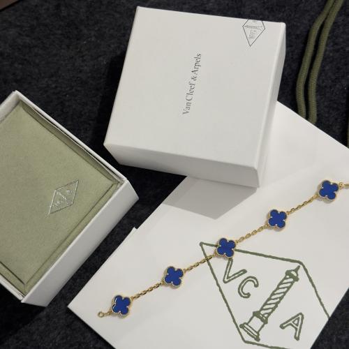 سوار فان كليف ازرق وردات صغيرة