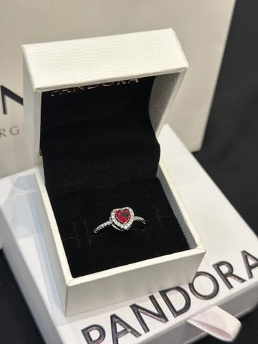 خاتم باندورا فص أحمر مع كريستال