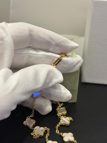 سلسال فان كليف عشرة وردات ميني ابيض