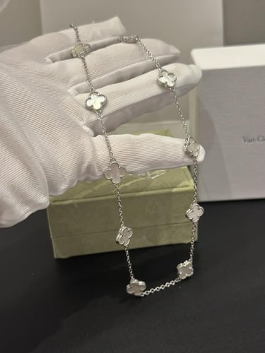 سلسال فان كليف عشرة وردات ميني ابيض