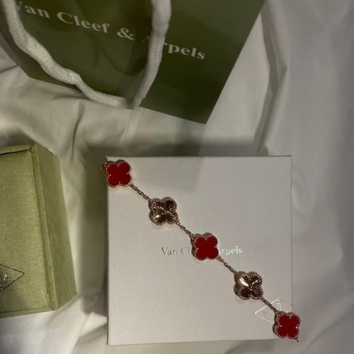 سوار فان كليف ٥ وردات اللون الأحمر والروز