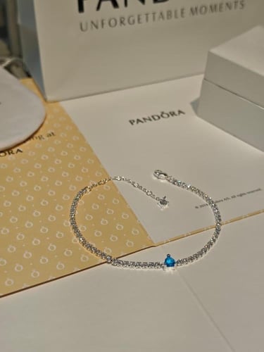 سوار "تنس" برّاق مزيّن بقلب احمر