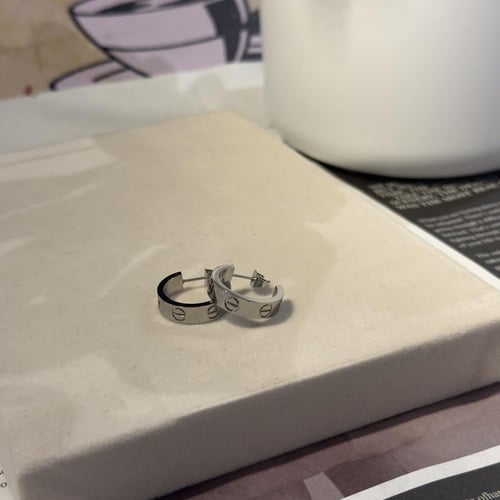 حلق كارتير الحب فضي