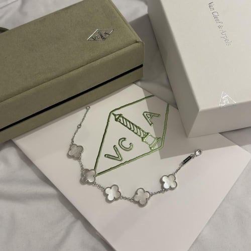 سوار فان كليف فضي ابيض وردات كبيره