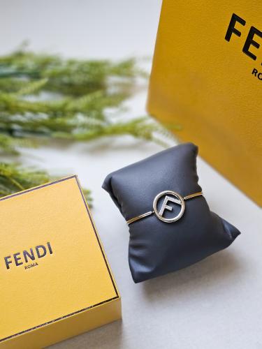 اسوارة فندي مع كريستال