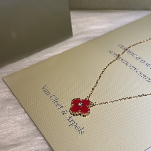 سلسال فان كليف احمر مع فص كريستالي