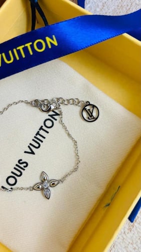 سوار لويس فيتون شكل الزهرة مع فصة