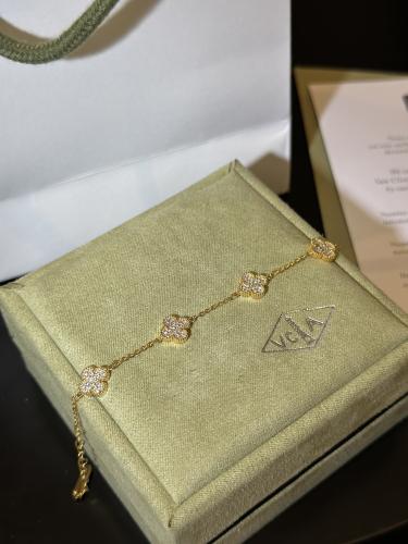 سوار فان كليف ميني مزين بفصوص الكريستال