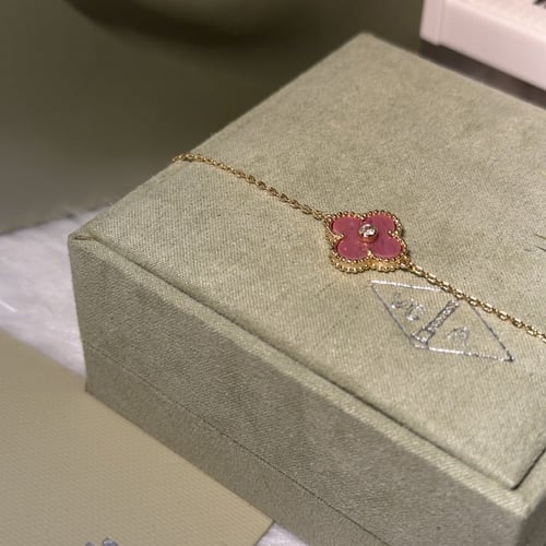 سوار فان كليف اللون الوردي بفص