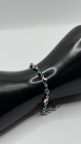 سوار فضة بفصوص زرقا عيار 925