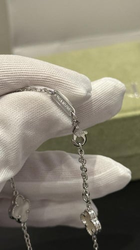 سلسال فان كليف عشرة وردات ميني ابيض