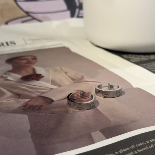 حلق كارتير الحب فضي