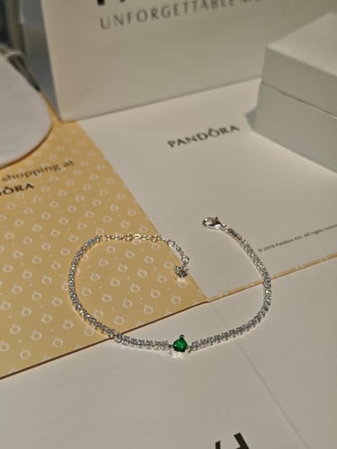 سوار "تنس" برّاق مزيّن بقلب احمر