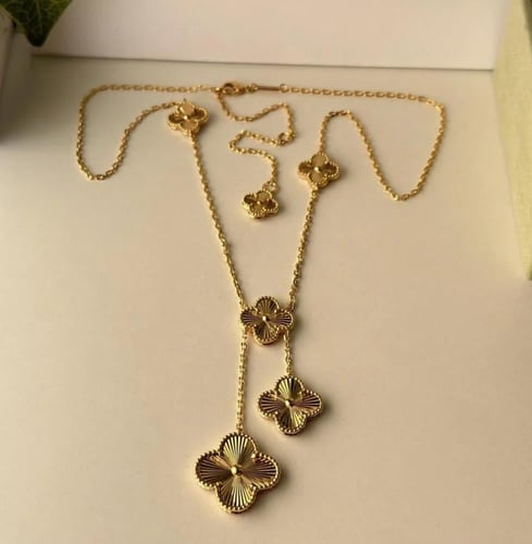 سلسال فان كليف ثلاث وردات ذهبي فخم