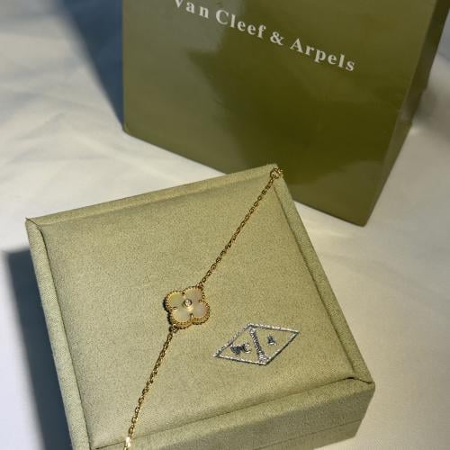 سوار فان كليف وردة ابيض كريمي بكريستالة