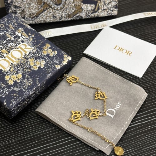 سوار ديور مزين بكريستال وكتابة الماركه