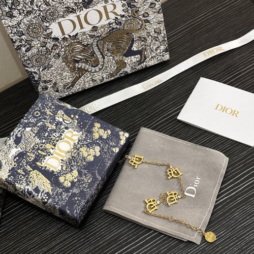 سوار ديور مزين بكريستال وكتابة الماركه