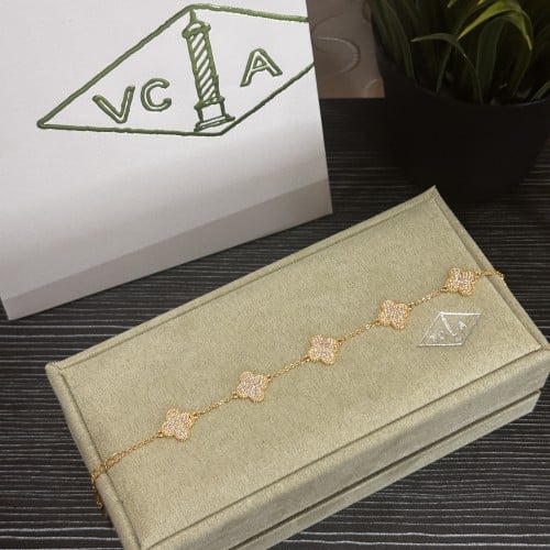 سوار فان كليف مزين بفصوص الكريستال