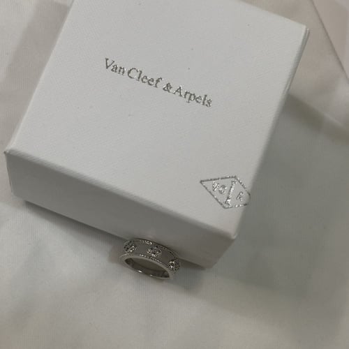 خاتم فان كليف فضي من مجموعة بيرلي