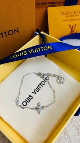 سوار لويس فيتون شكل الزهرة مع فصة