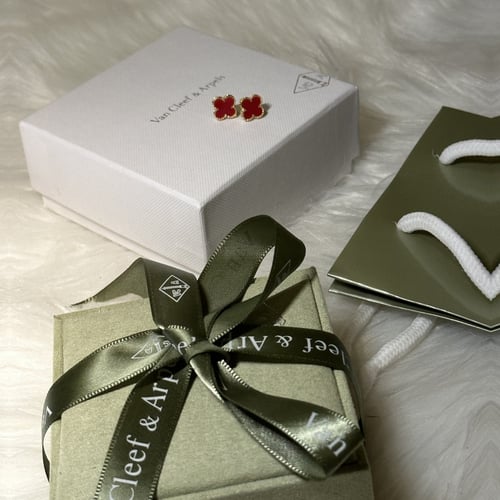 حلق فان كليف احمر