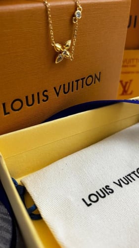 سوار لويس فيتون شكل الزهرة مع فصة