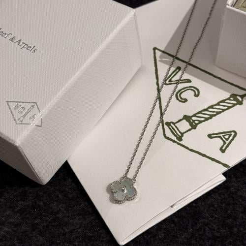 سلسال VCA ابيض فضي مع الكريستال