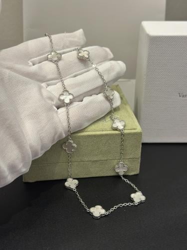 سلسال فان كليف عشرة وردات ميني ابيض