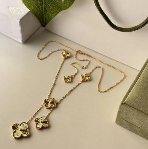 سلسال فان كليف ثلاث وردات ذهبي فخم