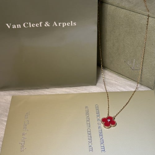 سلسال فان كليف احمر مع فص كريستالي