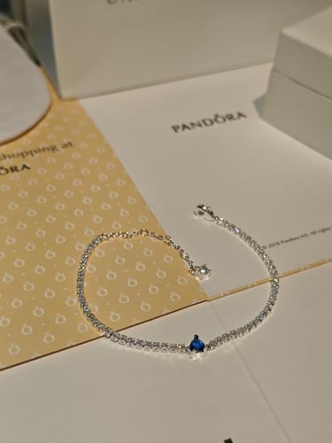 سوار "تنس" برّاق مزيّن بقلب احمر