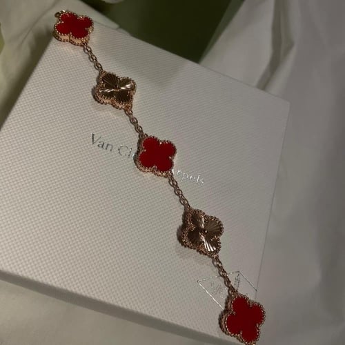 سوار فان كليف ٥ وردات اللون الأحمر والروز