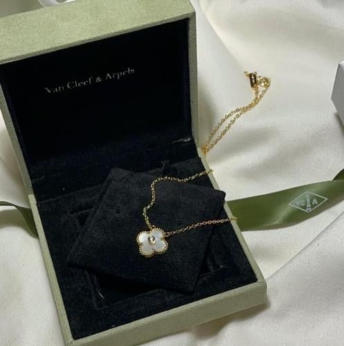 سلسال فان كليف ذهبي اللون الصدفي مع فص