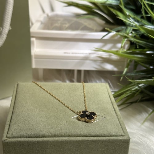 سلسال فان كليف اسود مع فص كريستالي