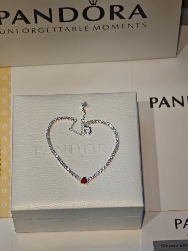 سوار "تنس" برّاق مزيّن بقلب احمر