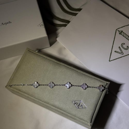 سوار فان كليف فضي ابيض وردات صغيره