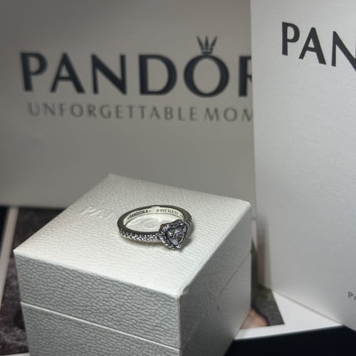 خاتم باندورا كريستالي اللون الفضي