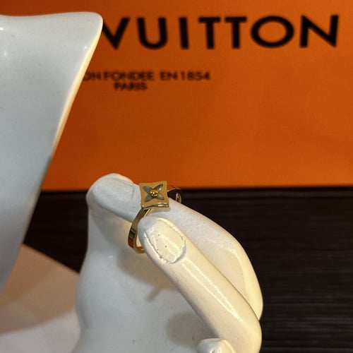 خاتم لويس فيتون ورد كريمي