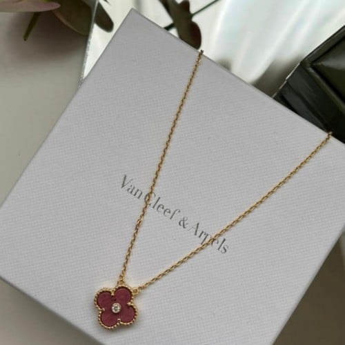 سلسال فان كليف اللون الوردي الجديد مع فص كريستالي