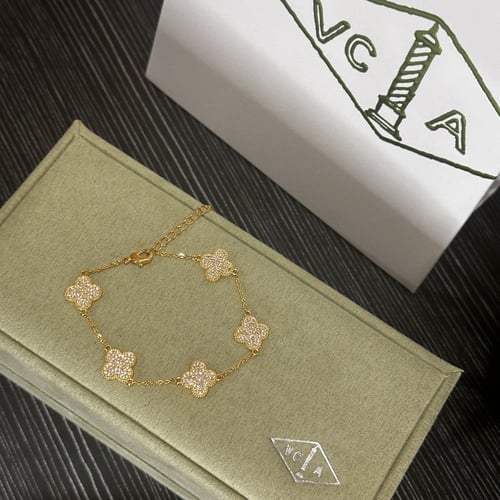 سوار فان كليف مزين بفصوص الكريستال