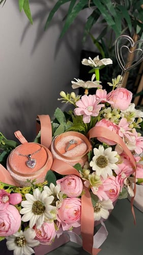 بكج خاتم + سلسال (ورد صناعي)