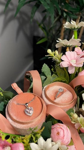 بكج خاتم + سلسال (ورد صناعي)