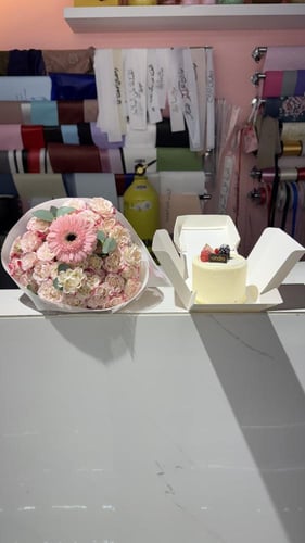 باقة الجلبيرا مع كيك