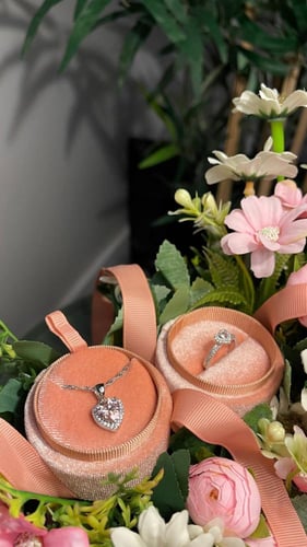 بكج خاتم + سلسال (ورد صناعي)