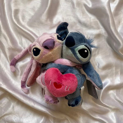 دمى ستيتش المتعانقة