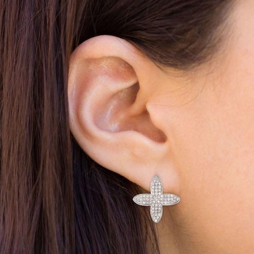 حلق نسائي جميل وهادئ