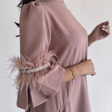 فستان بأكمام ريش