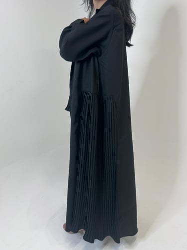 عباية كريب ناعم مع كسرات على الجوانب