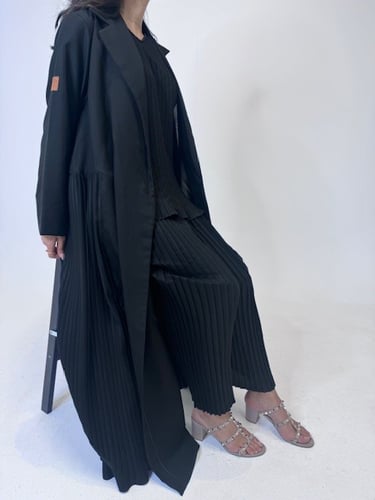 عباية كريب ناعم مع كسرات على الجوانب