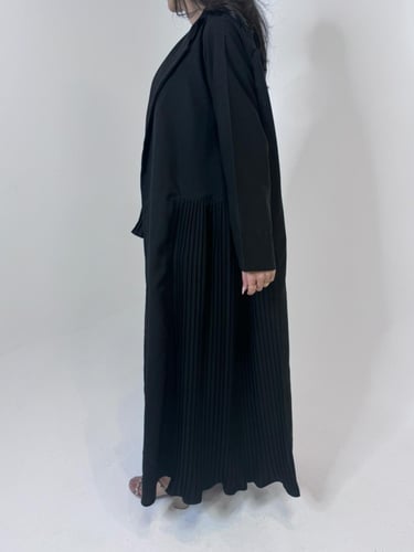 عباية كريب ناعم مع كسرات على الجوانب